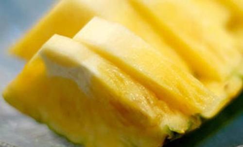 菠萝用盐水泡的原因 过敏体质者应慎重食用（菠萝用盐水泡的原因 过敏体质者