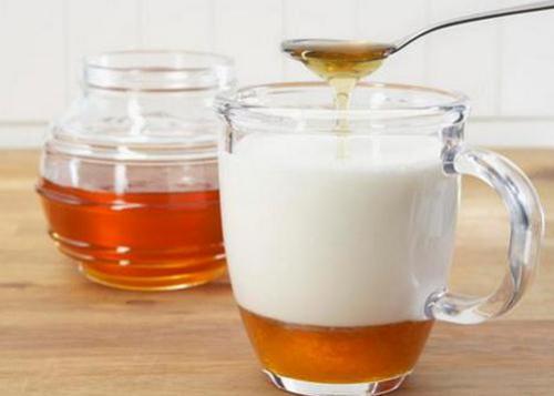 纯牛奶里能加蜂蜜吗？纯牛奶加蜂蜜喝的3大好处（纯牛奶里可以加蜂蜜喝吗）