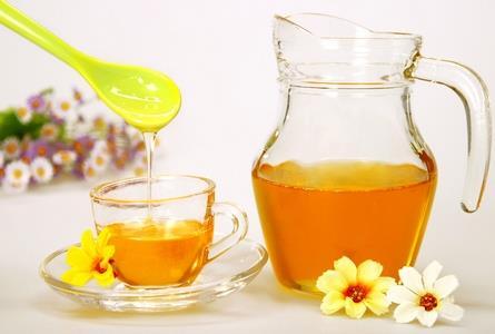 喝蜂蜜水有什么好处和坏处？食用蜂蜜有哪些禁忌（喝蜂蜜水有什么好处与坏处