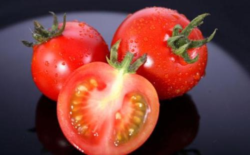 吃西红柿对人体的好处：排毒养颜（吃西红柿对人体有什么好处?）