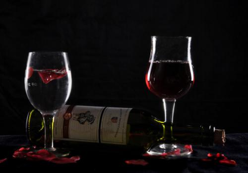 洋葱泡红酒的功效-洋葱泡红酒的饮用方法