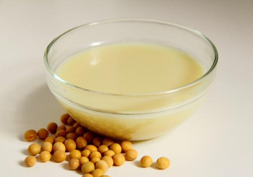 空腹喝豆浆对健康的影响-喝豆浆的误区（空腹喝豆浆的危害）